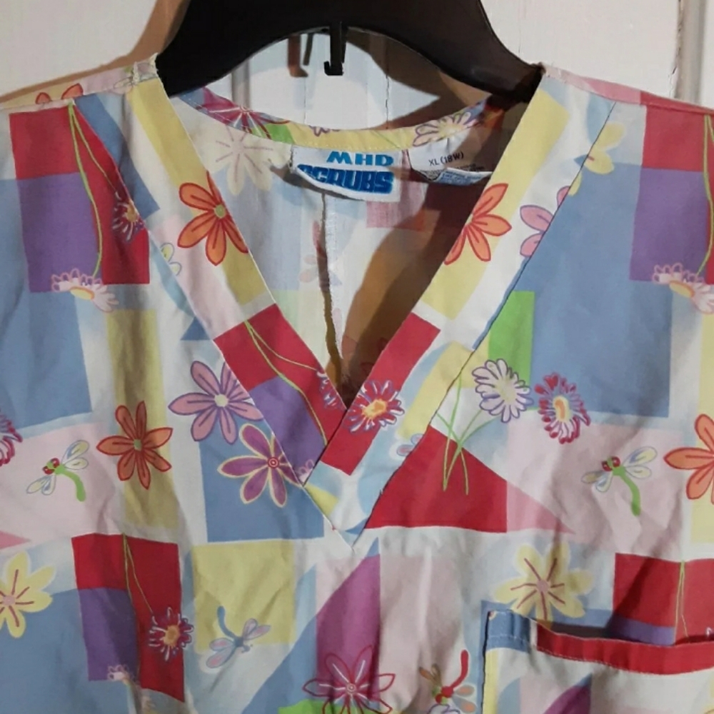 Scrub top - Picture 2 of 12